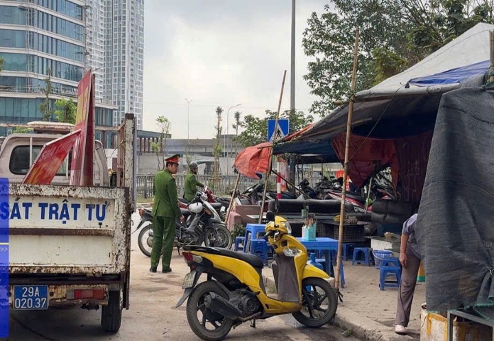 Công an phường Yên Hòa triển khai các biện pháp đảm bảo trật tự đô thị gắn với phong trào thi đua “Kỷ luật nhất - Trung thành nhất - Gần dân nhất” - Ảnh 2.