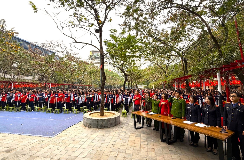 Công an phường Yên Hòa phối hợp với trường THCS-THPT Lương Thế Vinh tuyên truyền pháp luật, trang bị kỹ năng phòng ngừa nguy cơ cho học sinh - Ảnh 1.