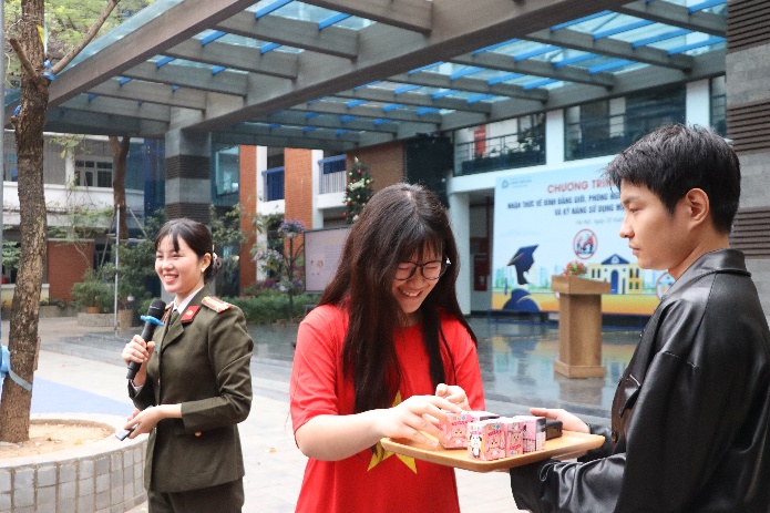 Công an phường Yên Hòa phối hợp với trường THCS-THPT Lương Thế Vinh tuyên truyền pháp luật, trang bị kỹ năng phòng ngừa nguy cơ cho học sinh - Ảnh 3.