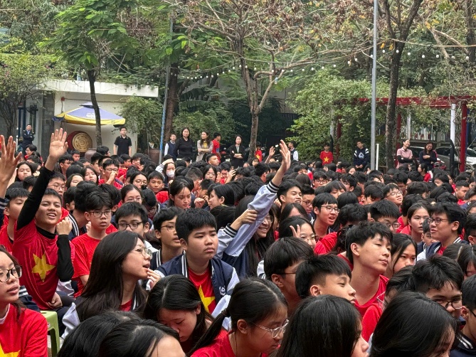 Công an phường Yên Hòa phối hợp với trường THCS-THPT Lương Thế Vinh tuyên truyền pháp luật, trang bị kỹ năng phòng ngừa nguy cơ cho học sinh - Ảnh 4.