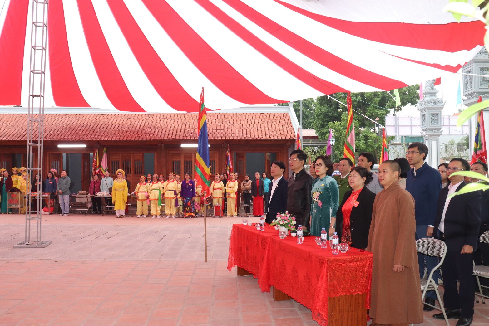 Ảnh có chứa trang phục, đàn ông, người, ngoài trời  Nội dung do AI tạo ra có thể không chính xác.