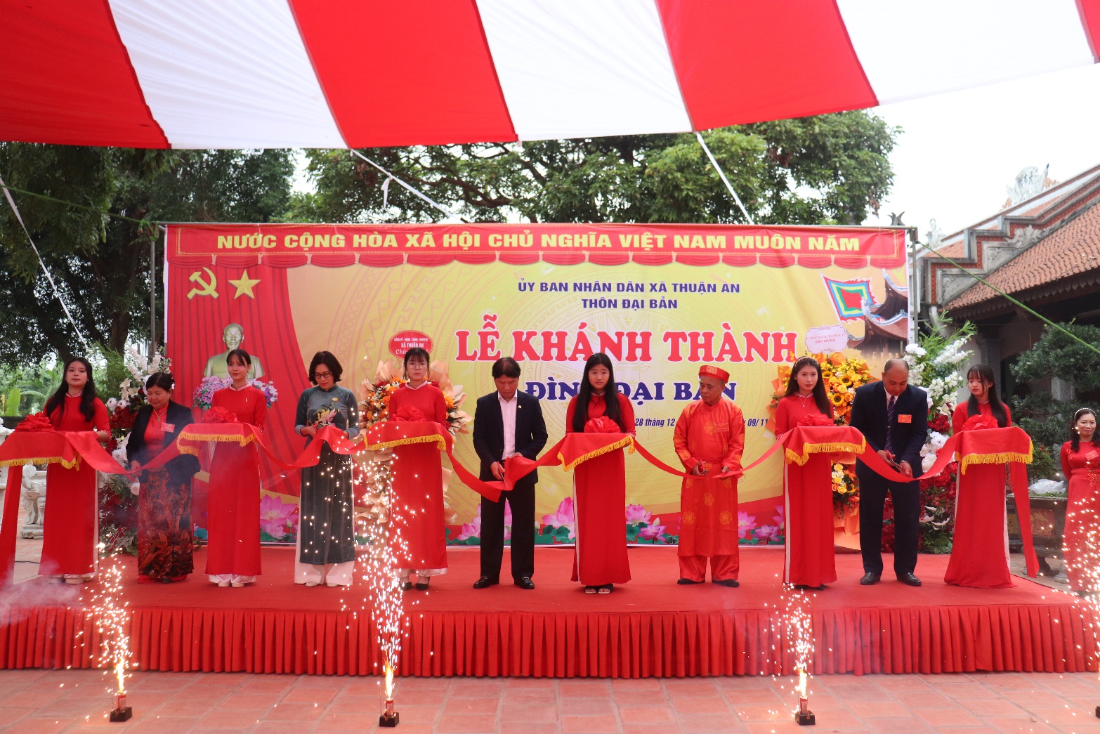 Ảnh có chứa ngoài trời, người, trang phục, màu đỏ  Nội dung do AI tạo ra có thể không chính xác.