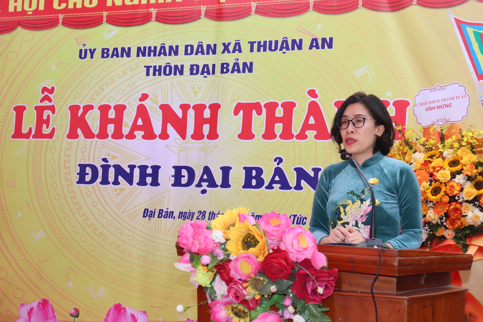 Ảnh có chứa văn bản, Mặt người, trang phục, người  Nội dung do AI tạo ra có thể không chính xác.