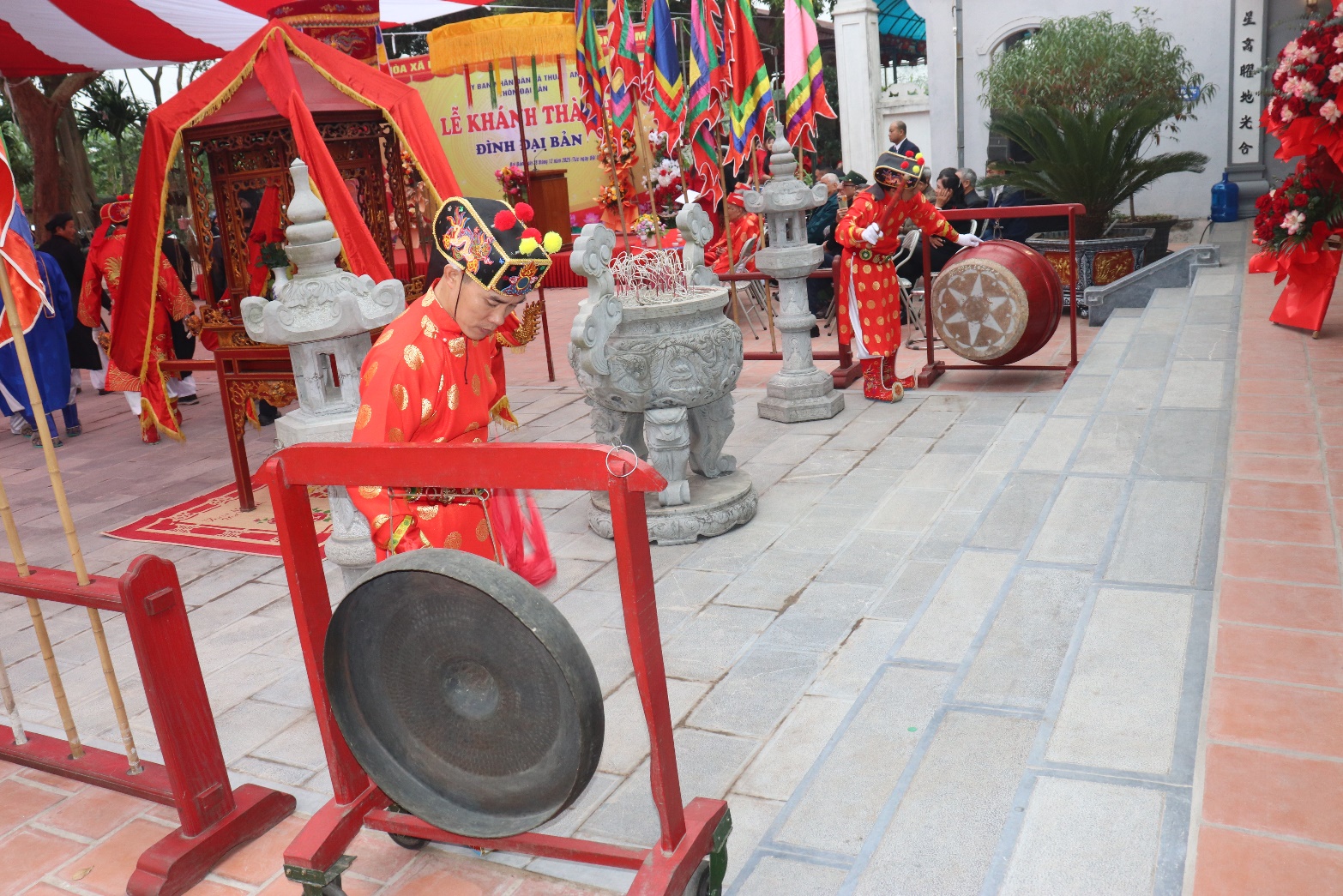 Ảnh có chứa ngoài trời, cồng chiêng, mặt đất, màu đỏ  Nội dung do AI tạo ra có thể không chính xác.