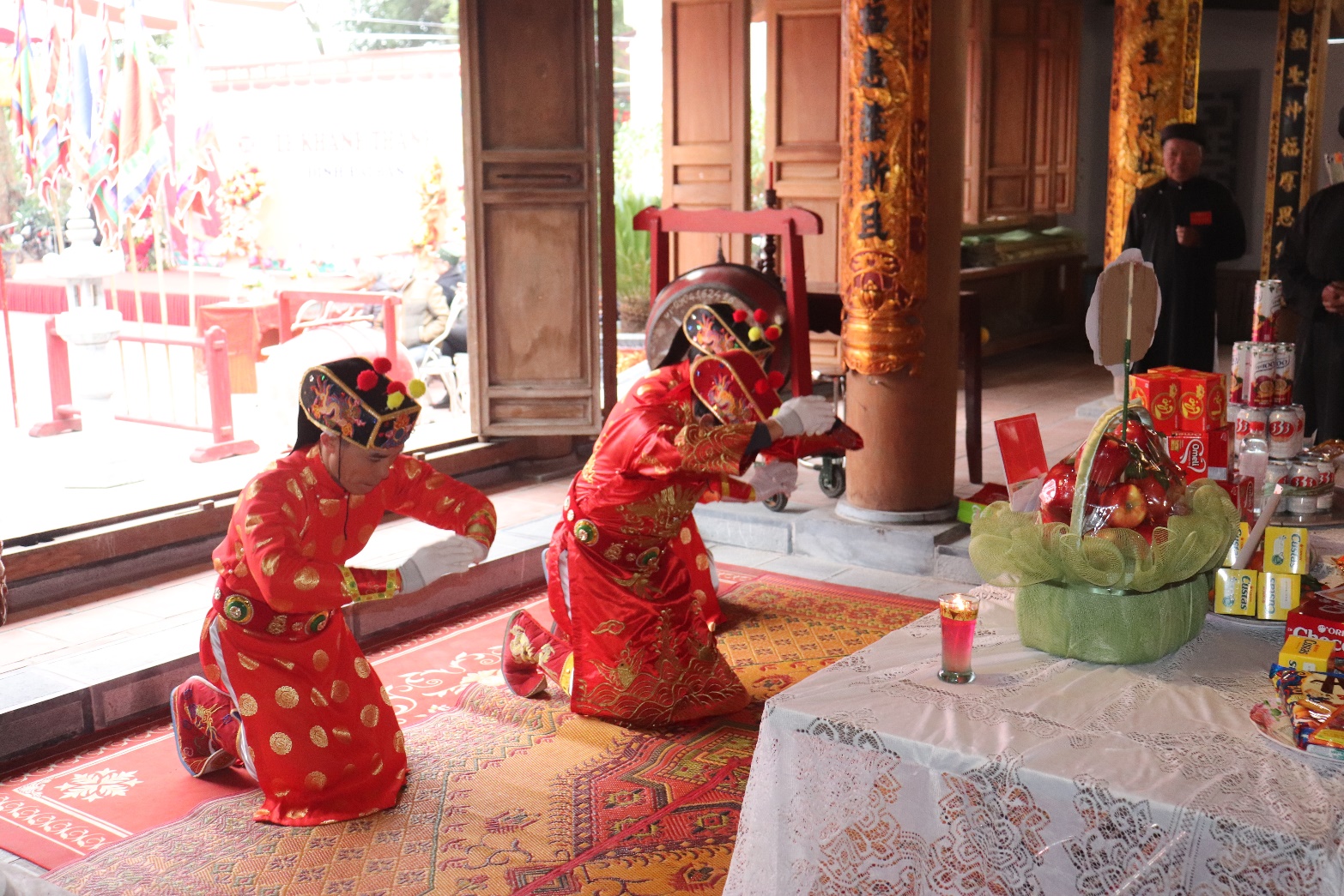 Ảnh có chứa đền, Truyền thống, người, ngoài trời  Nội dung do AI tạo ra có thể không chính xác.