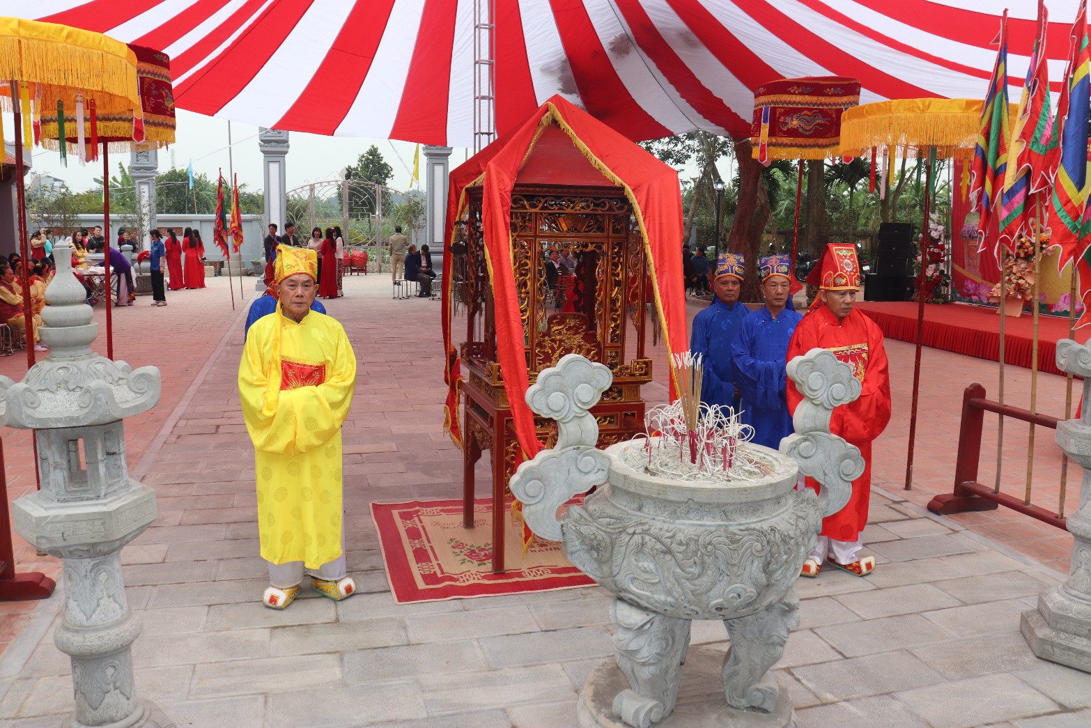 Ảnh có chứa trang phục, ngoài trời, người, đền  Nội dung do AI tạo ra có thể không chính xác.