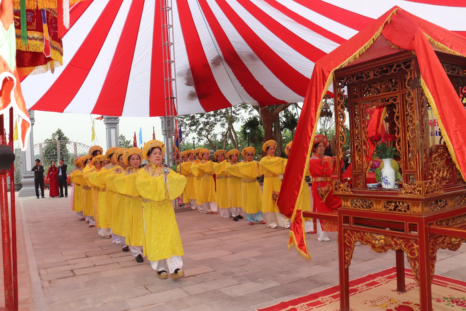 Ảnh có chứa đền, Truyền thống, đền thờ, ngoài trời  Nội dung do AI tạo ra có thể không chính xác.