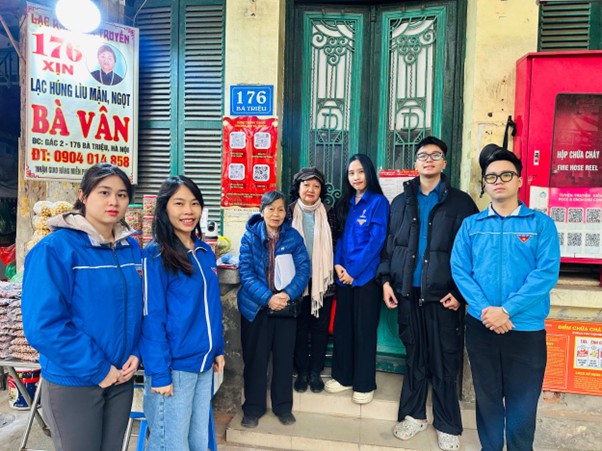 Đoàn Thanh niên phường ra quân phát hành "Bảng thông tin số phường Hai Bà Trưng - Chào mừng Xuân Bính Ngọ 2026".- Ảnh 2.