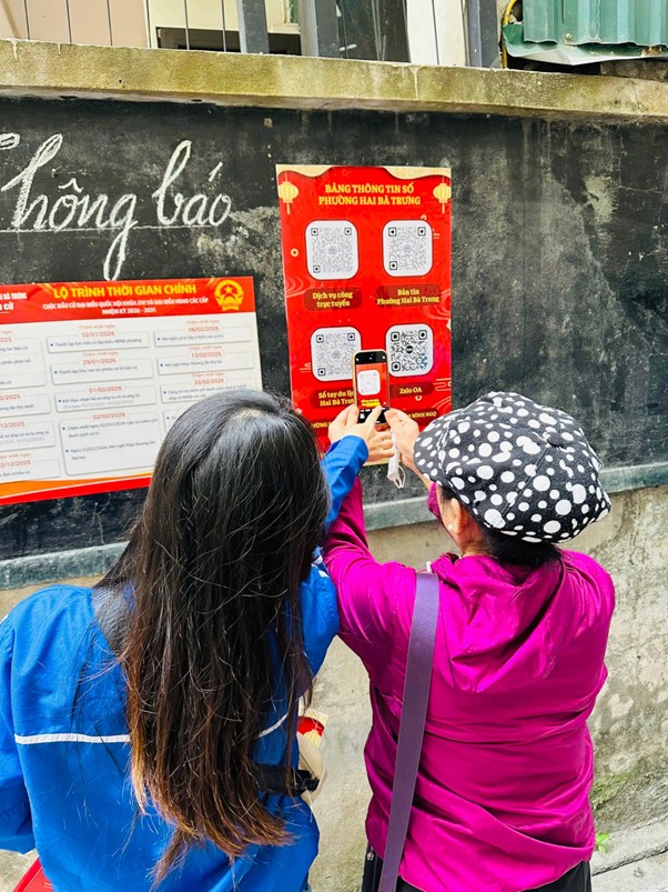 Đoàn Thanh niên phường ra quân phát hành "Bảng thông tin số phường Hai Bà Trưng - Chào mừng Xuân Bính Ngọ 2026".- Ảnh 5.