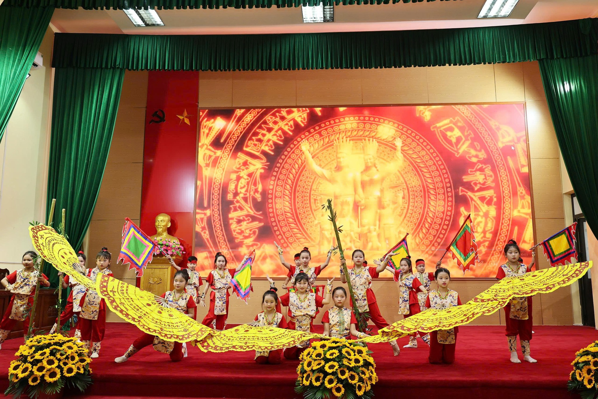 Một số tiết mục văn nghệ tại Hội nghị tổng kết phong trào thi đua yêu nước và công tác khen thưởng năm 2025 của xã Quảng Bị- Ảnh 1.