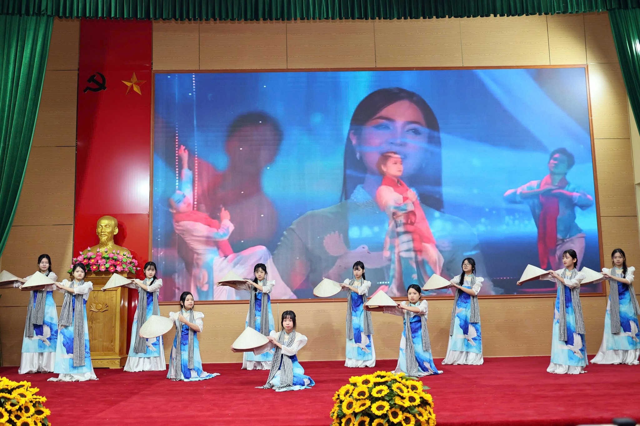 Một số tiết mục văn nghệ tại Hội nghị tổng kết phong trào thi đua yêu nước và công tác khen thưởng năm 2025 của xã Quảng Bị- Ảnh 2.