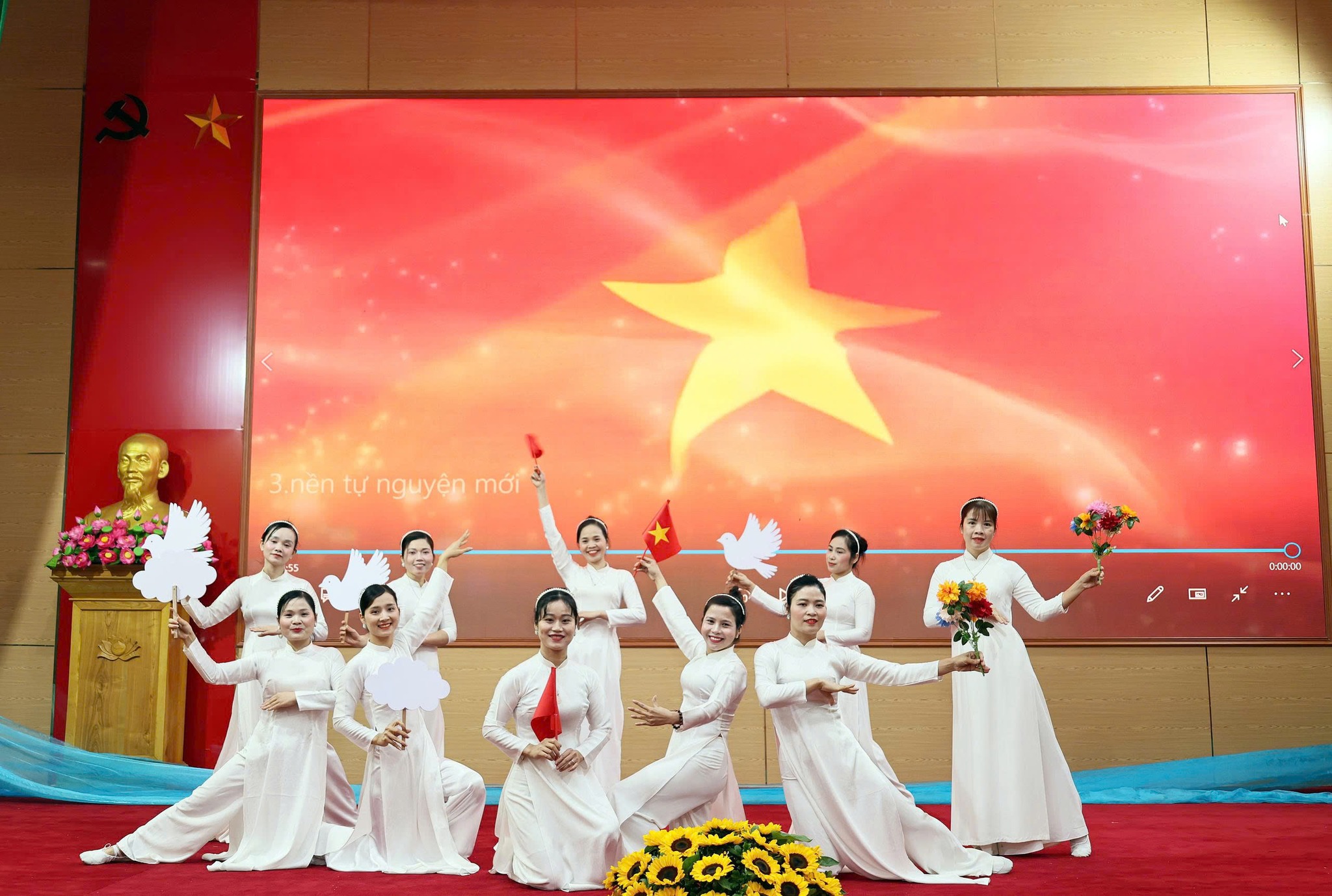 Một số tiết mục văn nghệ tại Hội nghị tổng kết phong trào thi đua yêu nước và công tác khen thưởng năm 2025 của xã Quảng Bị- Ảnh 3.