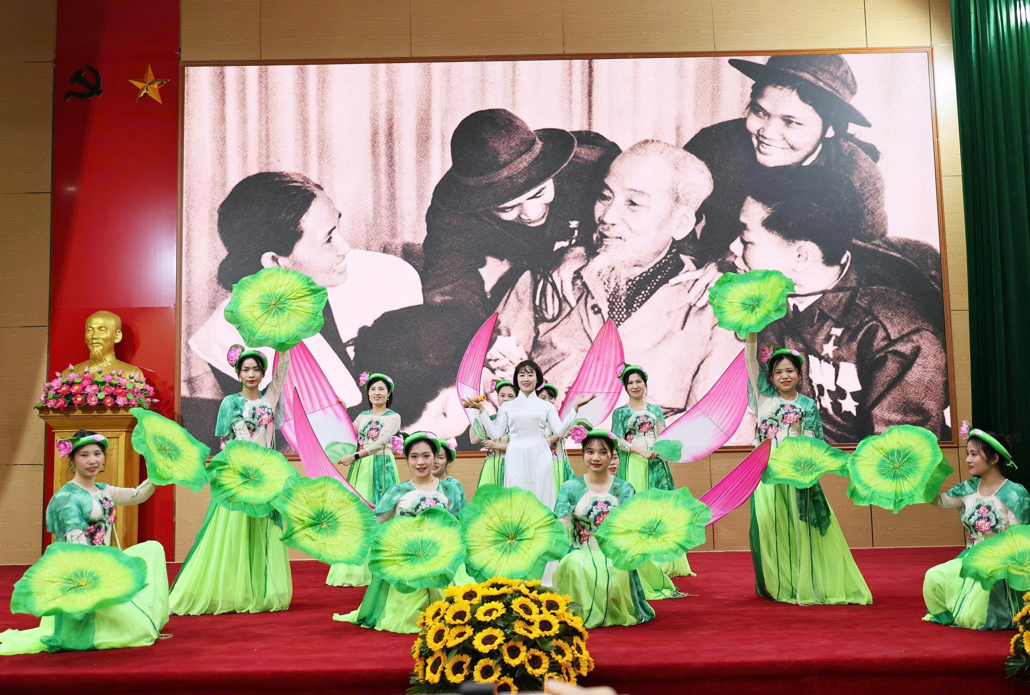 Một số tiết mục văn nghệ tại Hội nghị tổng kết phong trào thi đua yêu nước và công tác khen thưởng năm 2025 của xã Quảng Bị- Ảnh 4.