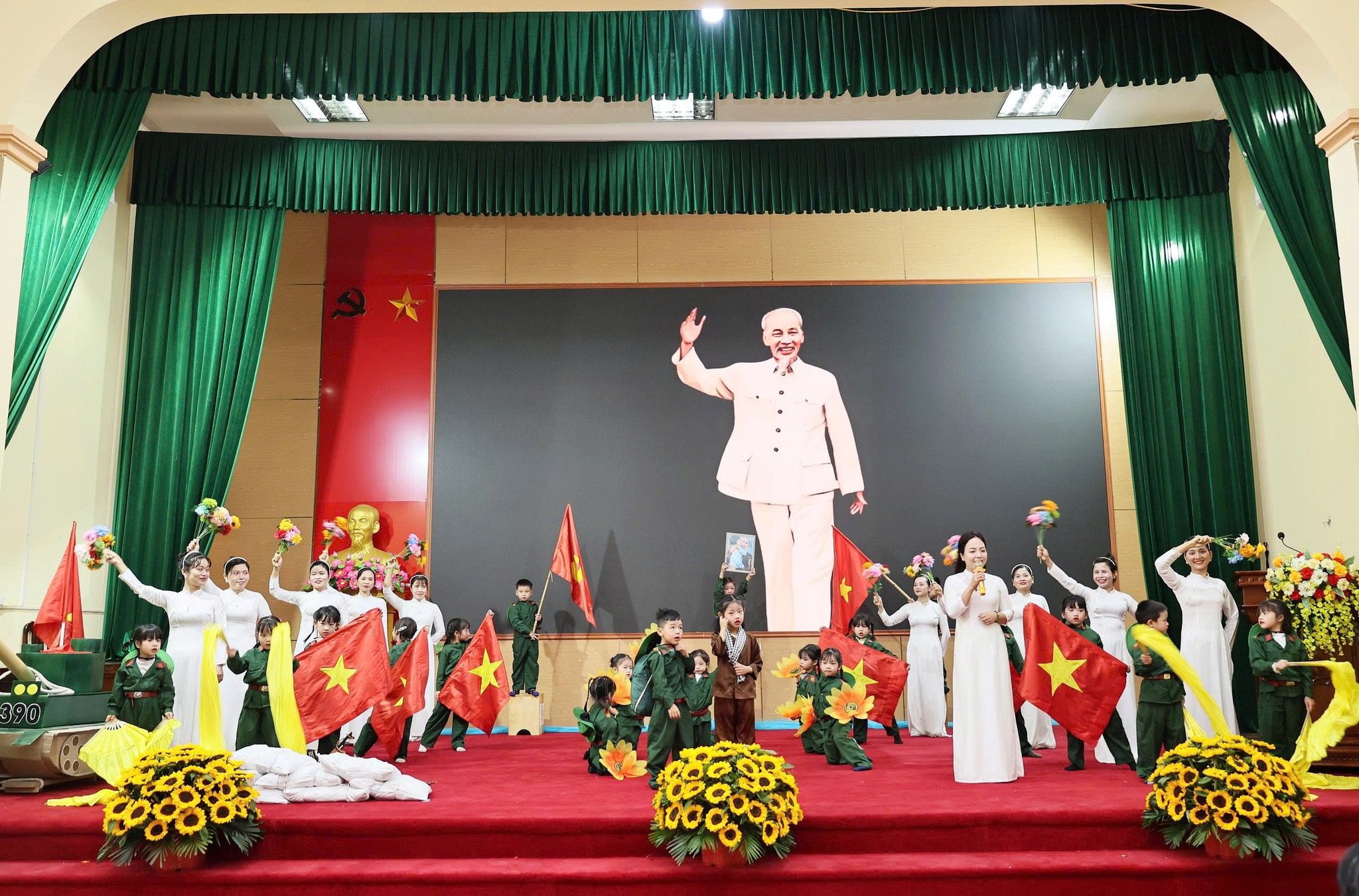 Một số tiết mục văn nghệ tại Hội nghị tổng kết phong trào thi đua yêu nước và công tác khen thưởng năm 2025 của xã Quảng Bị- Ảnh 6.