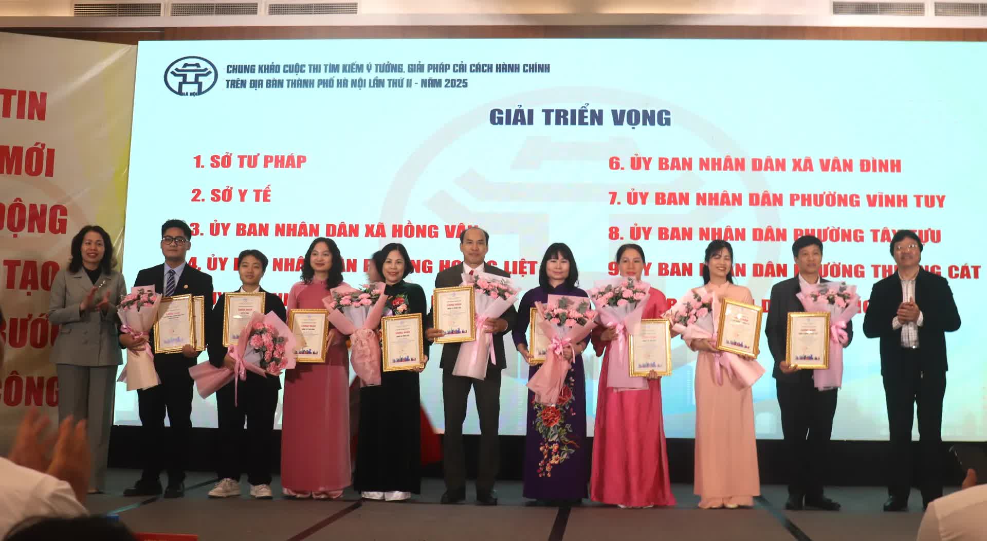 UBND xã Hồng Vân đạt giải triển vọng trong cuộc thi “Tìm kiếm ý tưởng, giải pháp cải cách hành chính" thành phố Hà Nội- Ảnh 6.
