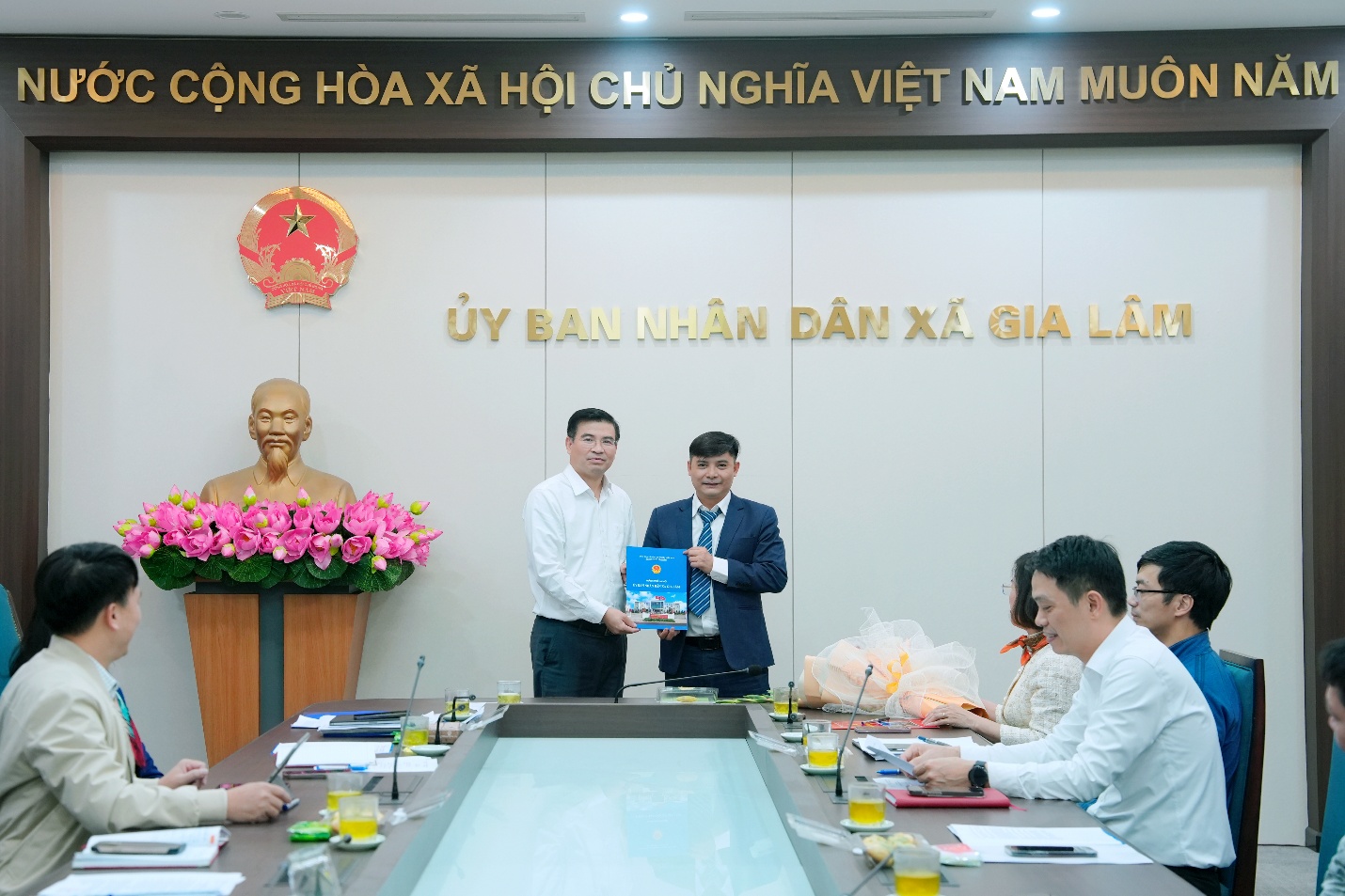 UBND xã Gia Lâm công bố quyết định về công tác cán bộ- Ảnh 2.