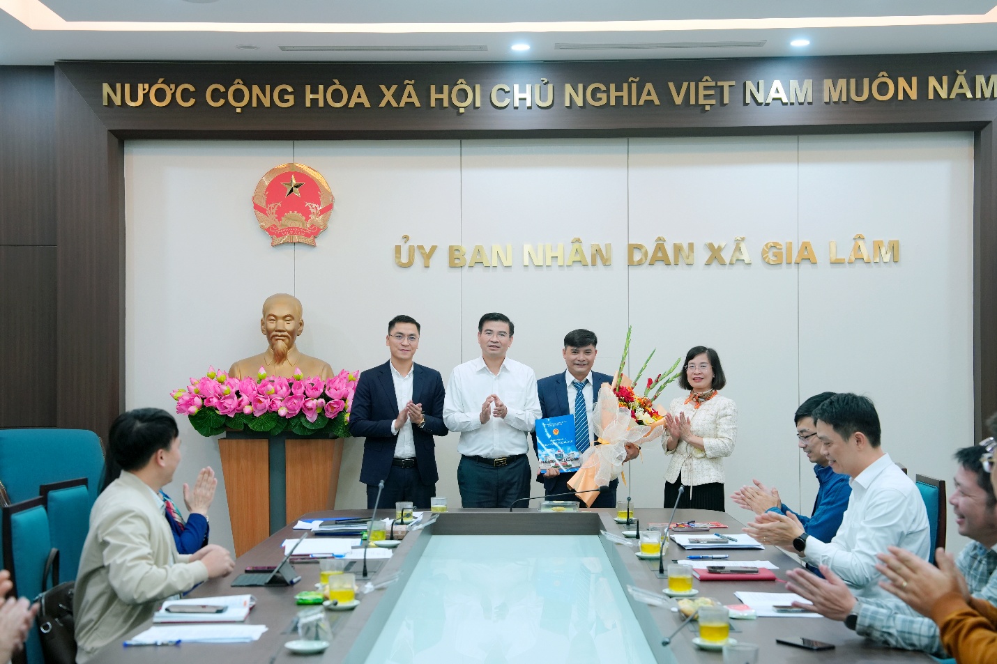 UBND xã Gia Lâm công bố quyết định về công tác cán bộ- Ảnh 3.