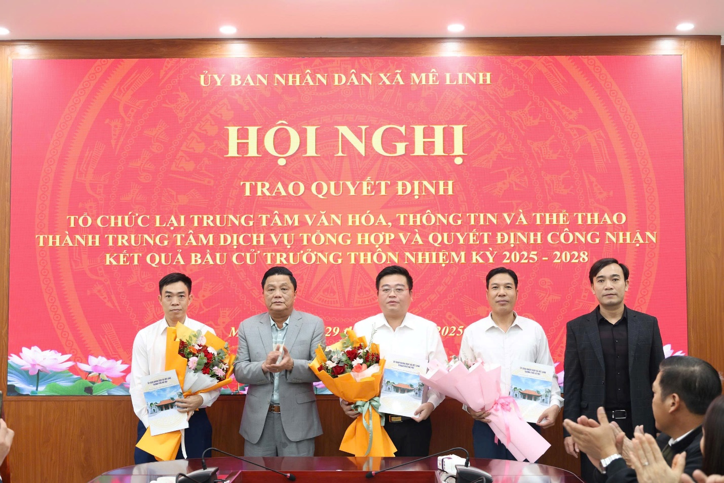 UBND xã Mê Linh trao Quyết định thành lập Trung tâm dịch vụ tổng hợp, Quyết định công nhận người trúng cử Trưởng thôn.- Ảnh 1.