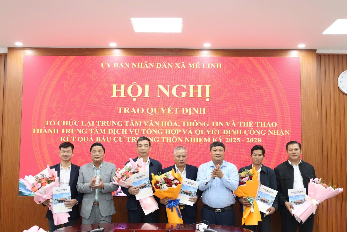 UBND xã Mê Linh trao Quyết định thành lập Trung tâm dịch vụ tổng hợp, Quyết định công nhận người trúng cử Trưởng thôn.- Ảnh 2.