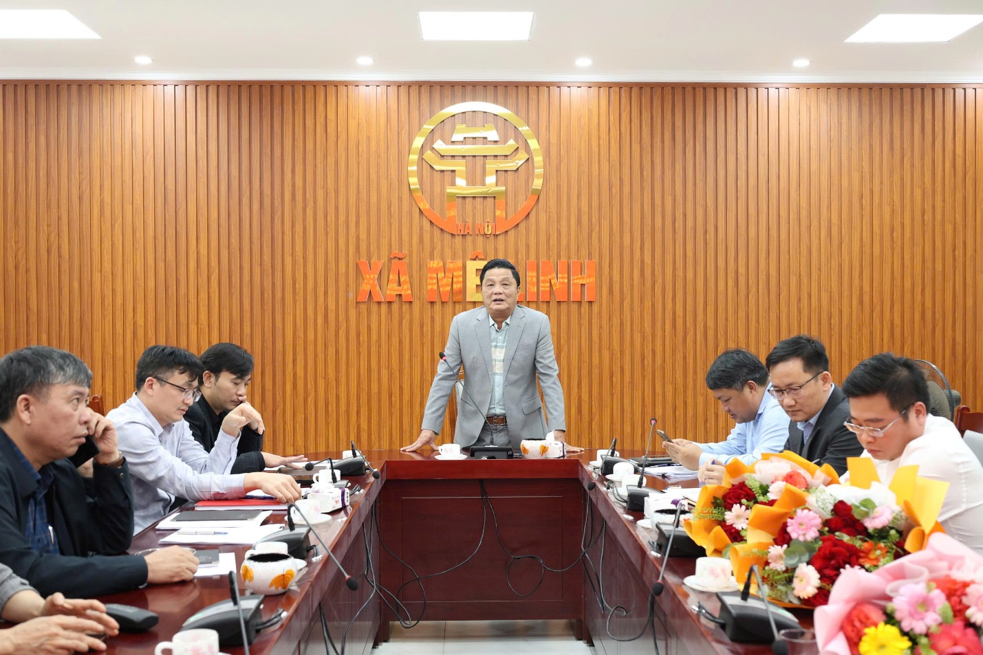 UBND xã Mê Linh trao Quyết định thành lập Trung tâm dịch vụ tổng hợp, Quyết định công nhận người trúng cử Trưởng thôn.- Ảnh 3.