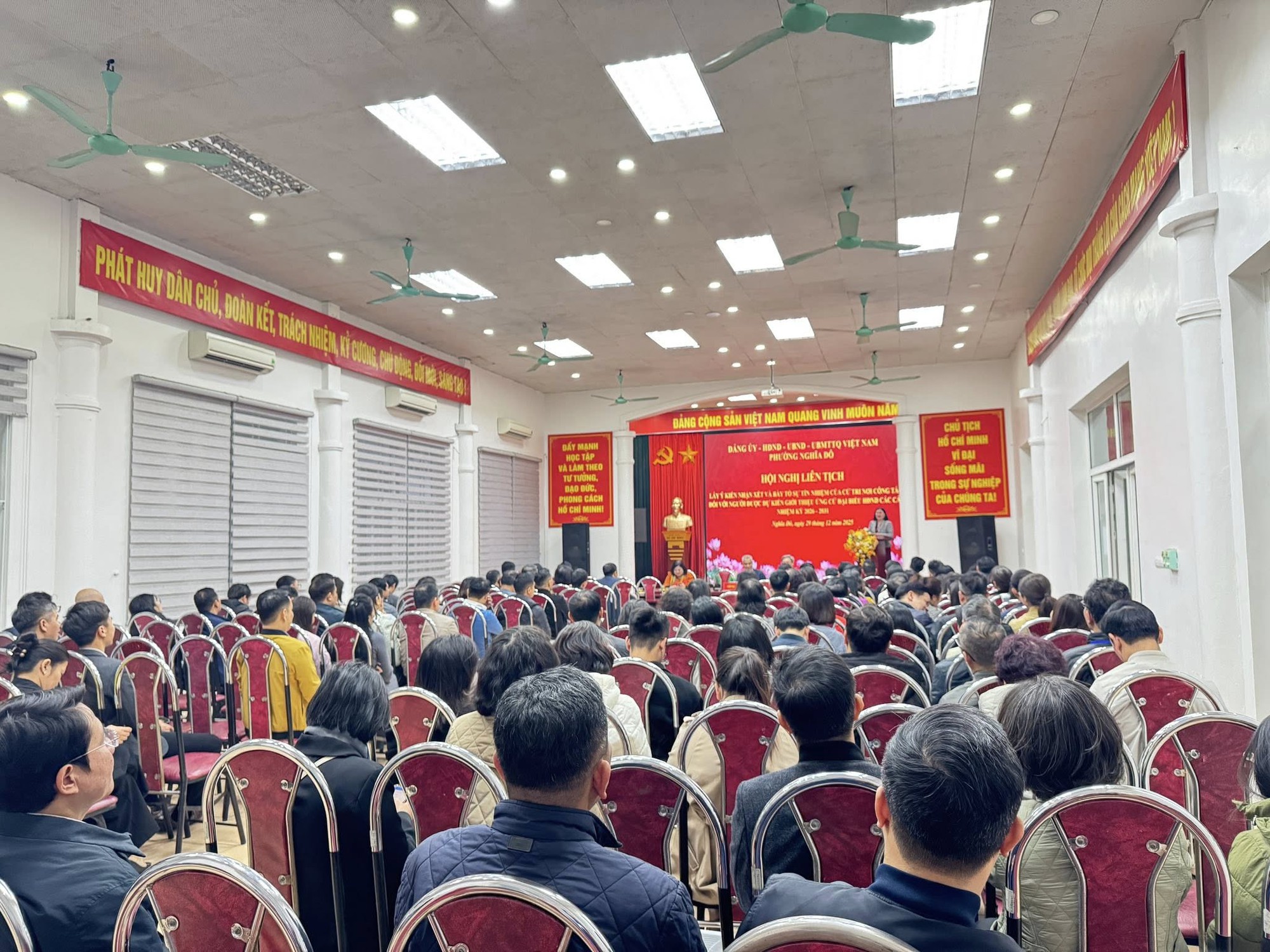 Hội nghị lấy ý kiến nhận xét và bày tỏ sự tín nhiệm của cử tri nơi công tác đối với người được dự kiến giới thiệu ứng cử đại biểu HĐND các cấp, nhiệm kỳ 2026-2031- Ảnh 1.