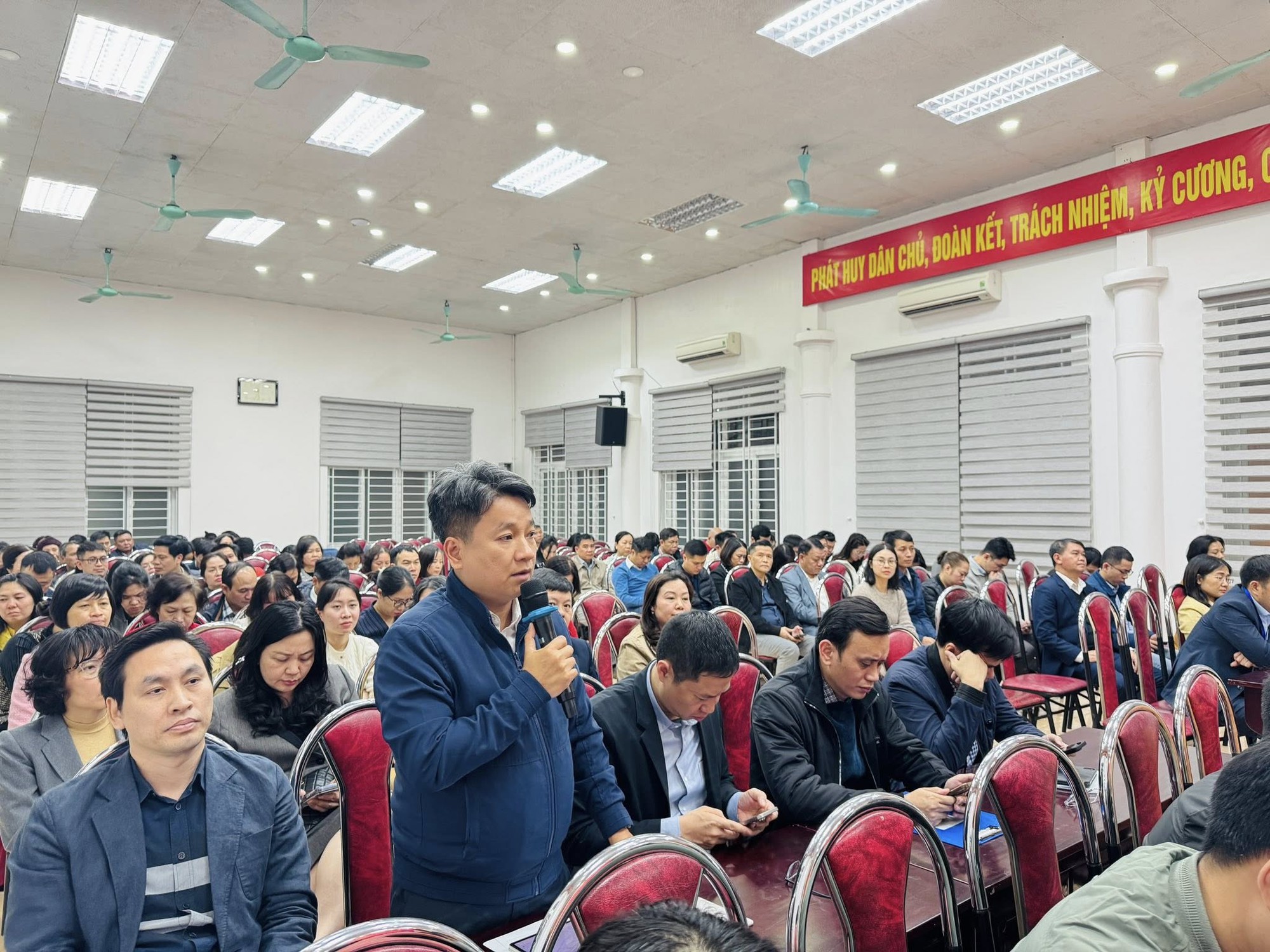 Hội nghị lấy ý kiến nhận xét và bày tỏ sự tín nhiệm của cử tri nơi công tác đối với người được dự kiến giới thiệu ứng cử đại biểu HĐND các cấp, nhiệm kỳ 2026-2031- Ảnh 3.