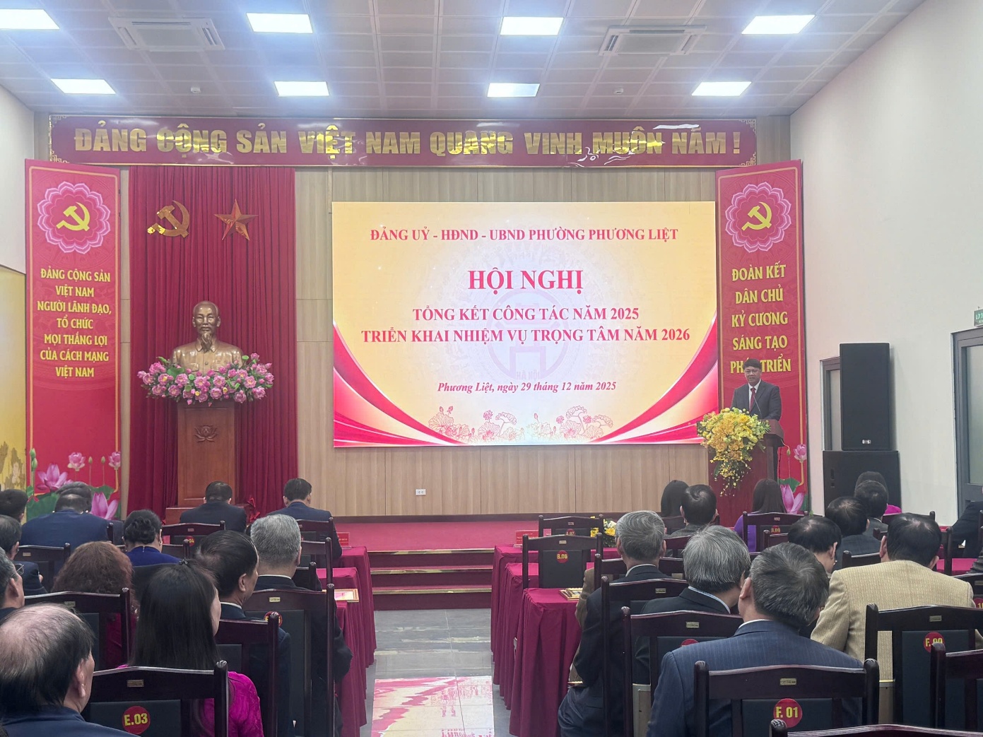 Phường Phương Liệt tham dự hội nghị trực tuyến toàn thành phố tổng kết công tác năm 2025, triển khai nhiệm vụ năm 2026- Ảnh 1.