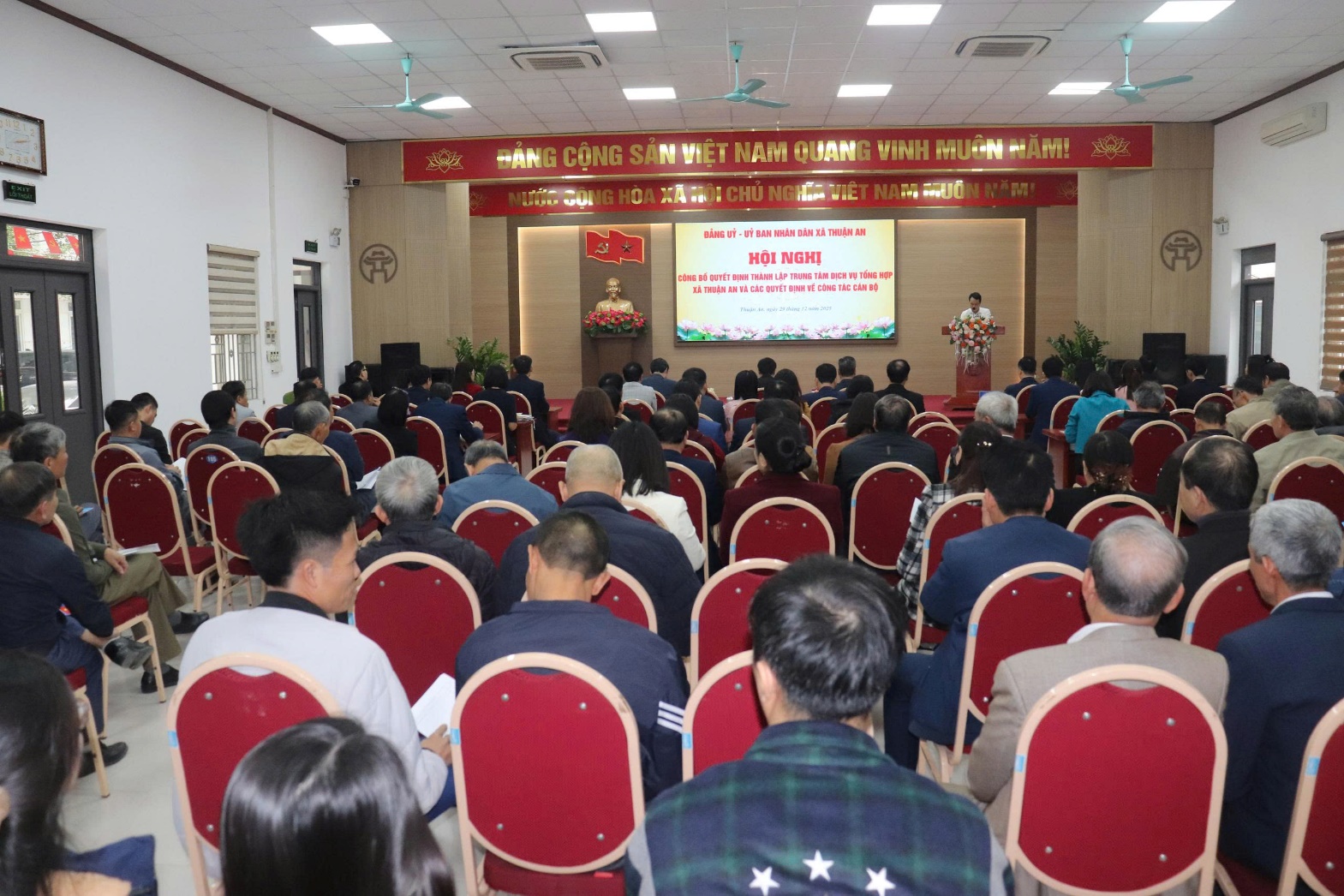 Hội nghị công bố Quyết định thành lập Trung tâm Dịch vụ tổng hợp xã Thuận An và các quyết định về công tác cán bộ- Ảnh 1.