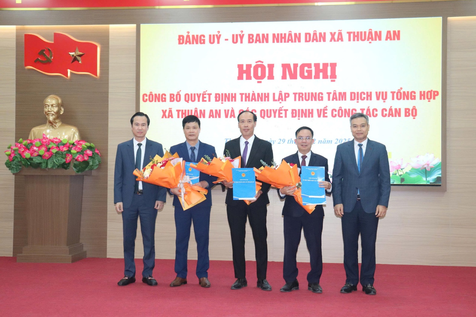 Hội nghị công bố Quyết định thành lập Trung tâm Dịch vụ tổng hợp xã Thuận An và các quyết định về công tác cán bộ- Ảnh 2.