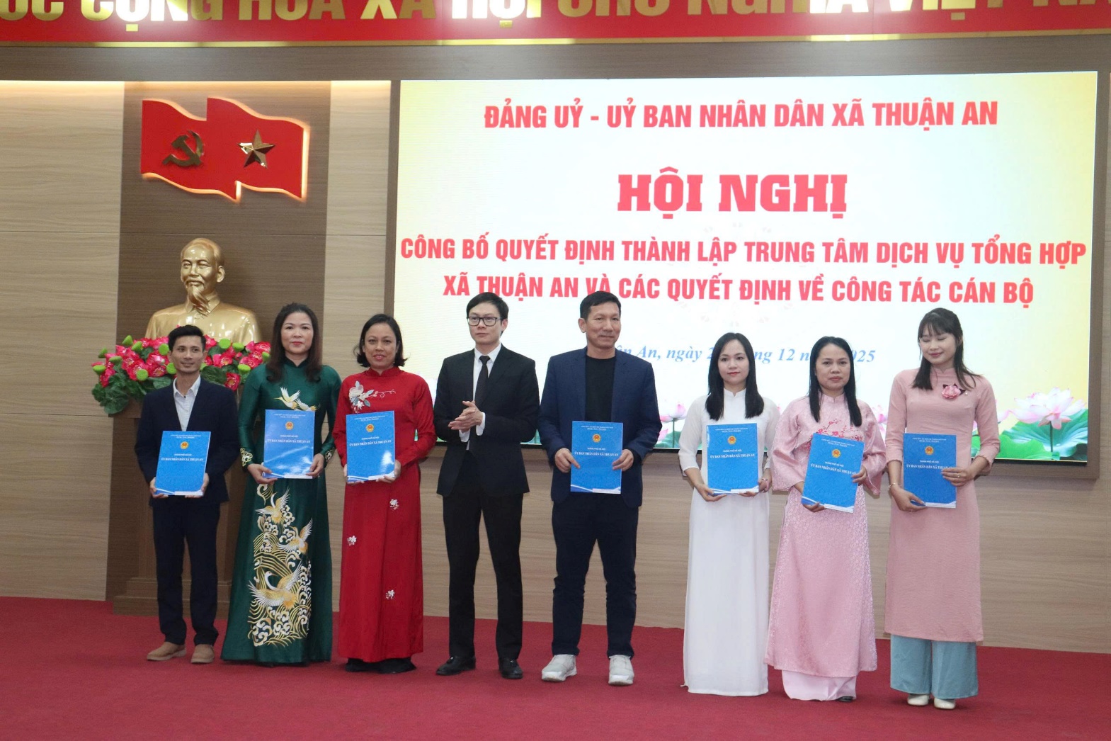 Hội nghị công bố Quyết định thành lập Trung tâm Dịch vụ tổng hợp xã Thuận An và các quyết định về công tác cán bộ- Ảnh 5.