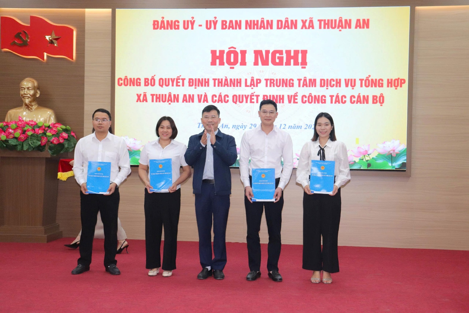 Hội nghị công bố Quyết định thành lập Trung tâm Dịch vụ tổng hợp xã Thuận An và các quyết định về công tác cán bộ- Ảnh 6.