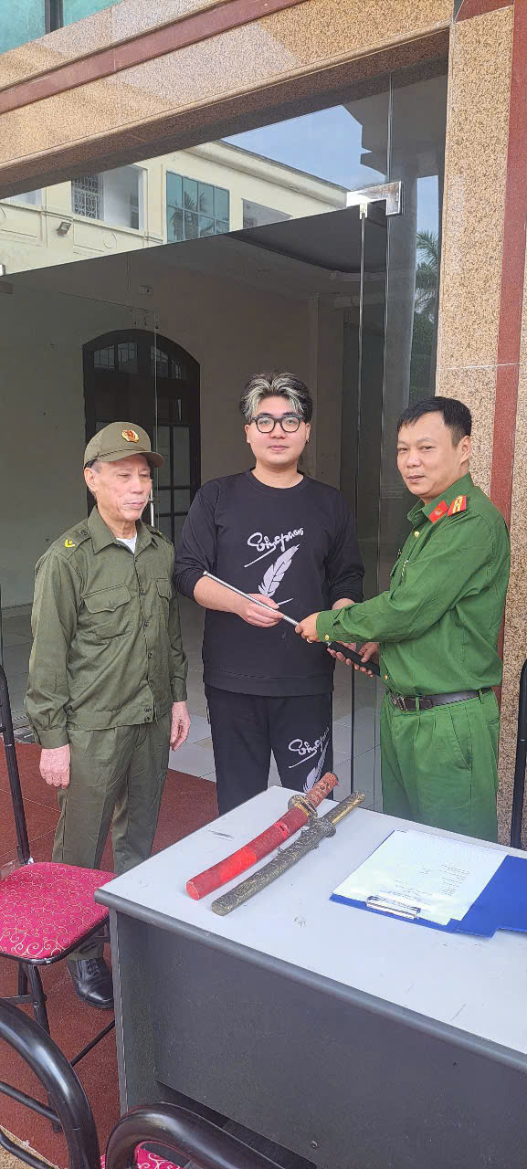 Tích cực giao nộp vũ khí, vật liệu nổ, công cụ hỗ trợ và pháo nổ – Chung tay bảo đảm an ninh, trật tự tại địa phương- Ảnh 1.