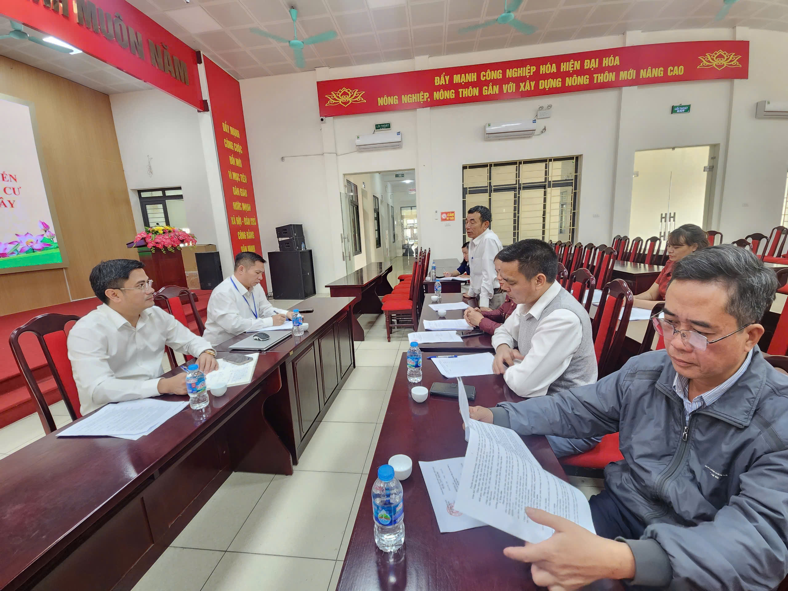 Hội nghị lấy ý kiến nhân dân về việc ghép khu dân cư xóm Chùa Cát vào thôn Bãi 2 xã Bình Minh