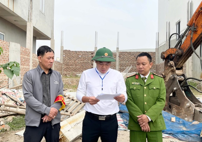 Cưỡng chế các trường hợp vi phạm đất đai tại xã Hoài Đức- Ảnh 2.