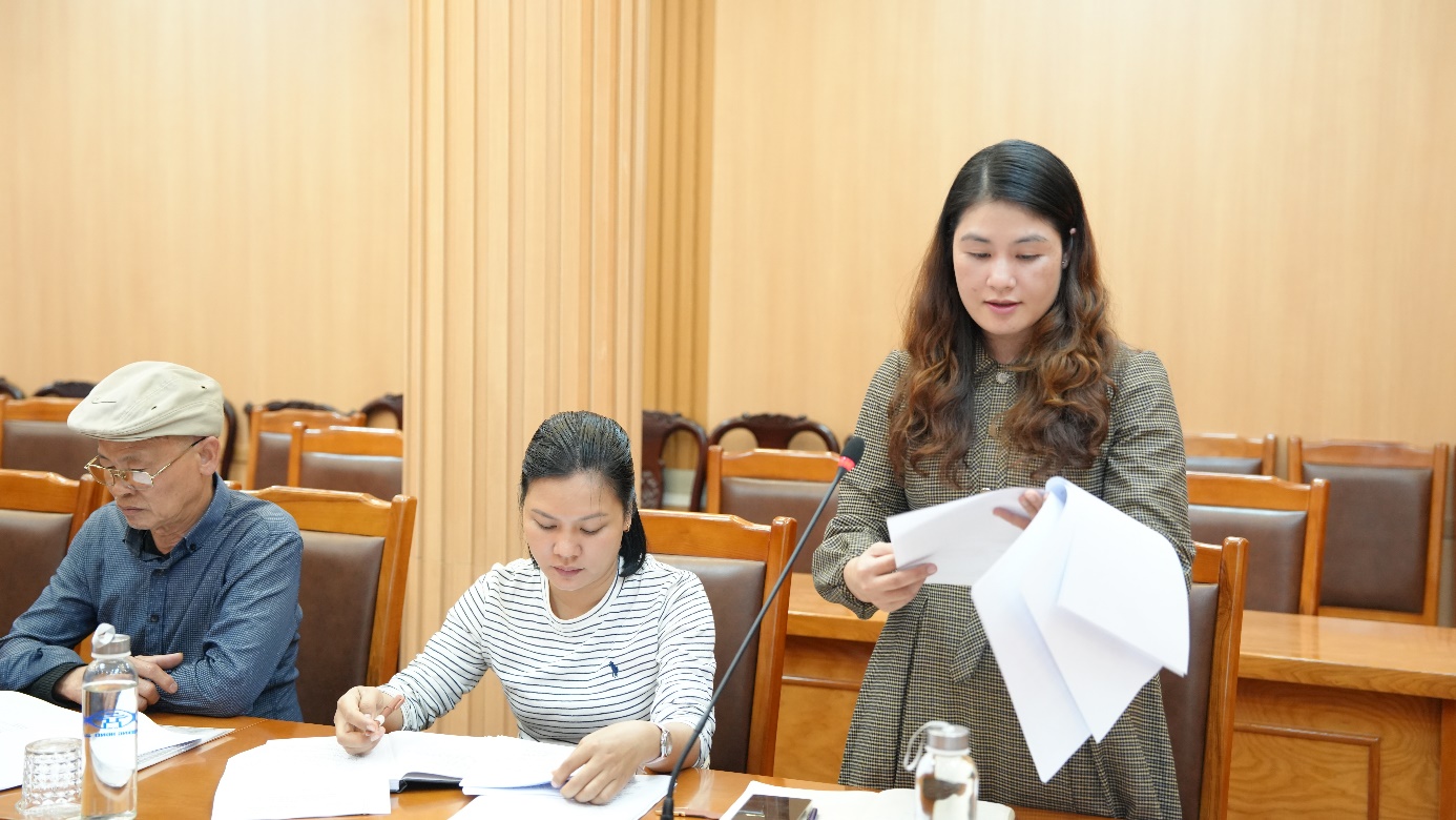 A person holding papers in her hand  AI-generated content may be incorrect.