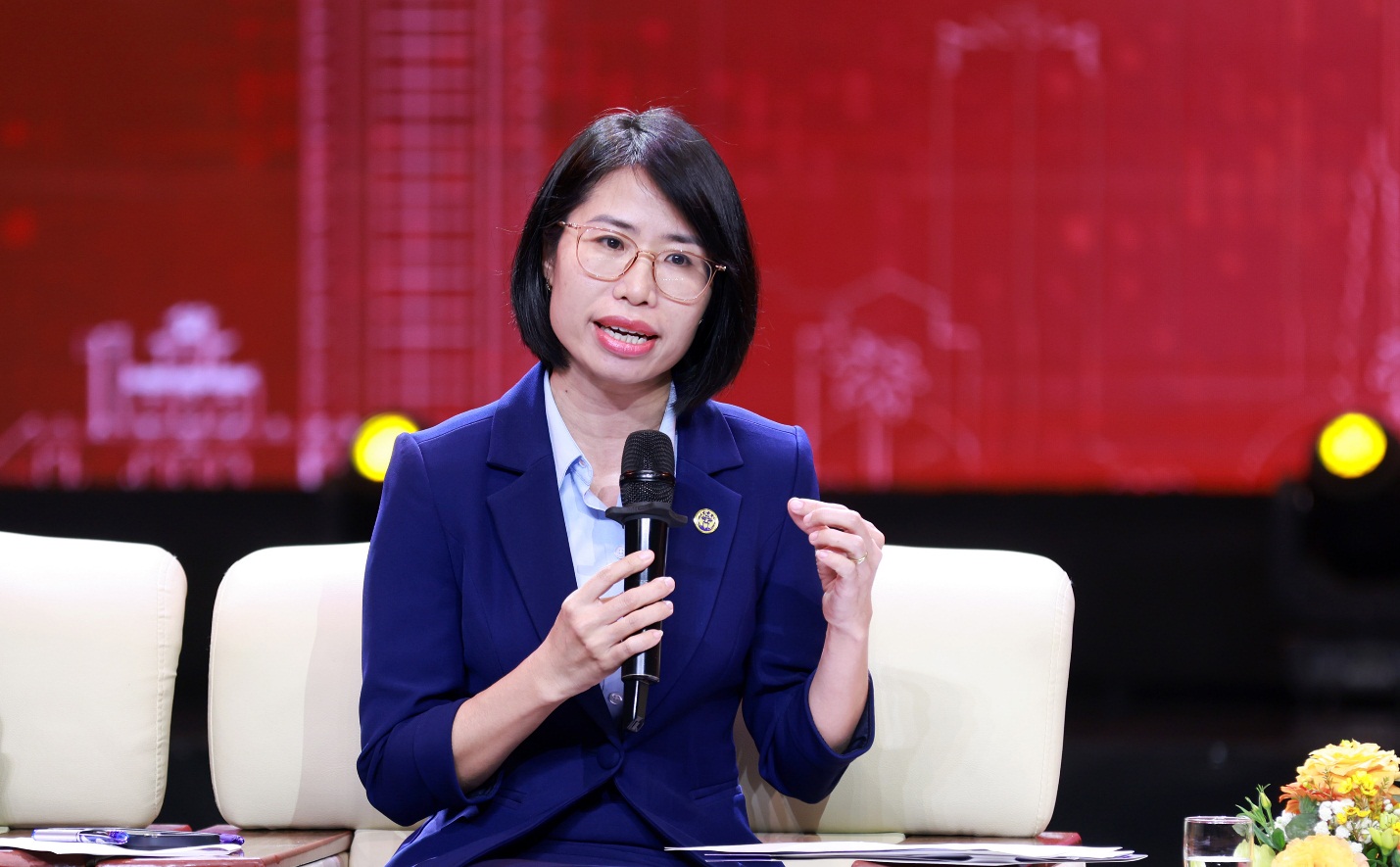 C:\Users\1\Downloads\2\Bà Phạm Thị Hồng Hải - GĐ Chi nhánh 6 (2).jpg