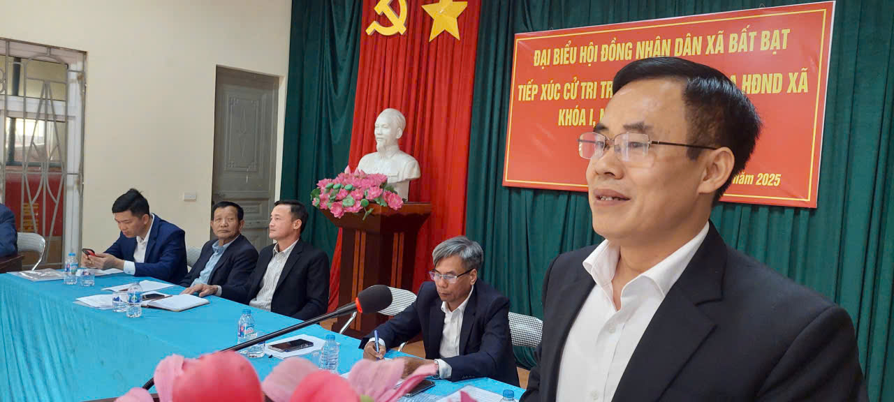 A group of people sitting at a table  Description automatically generated