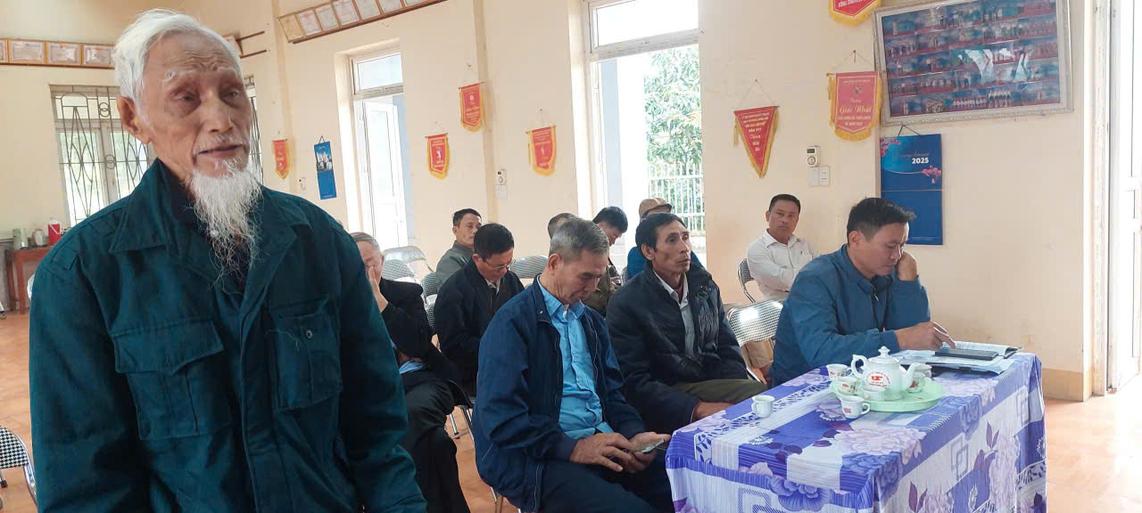 A group of people sitting in chairs  Description automatically generated