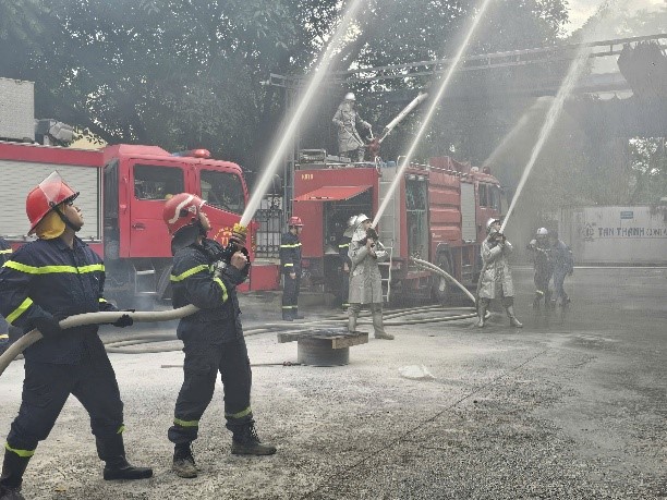 Tuyên truyền, tập huấn nghiệp vụ phòng cháy và thực tập phương án CC&CNCH tại Trung tâm Logistic Gia Lâm – Công ty TNHH dịch vụ kho vận ALS, địa chỉ số: 200/8 Nguyễn Sơn, Bồ Đề, Hà Nội.- Ảnh 3.