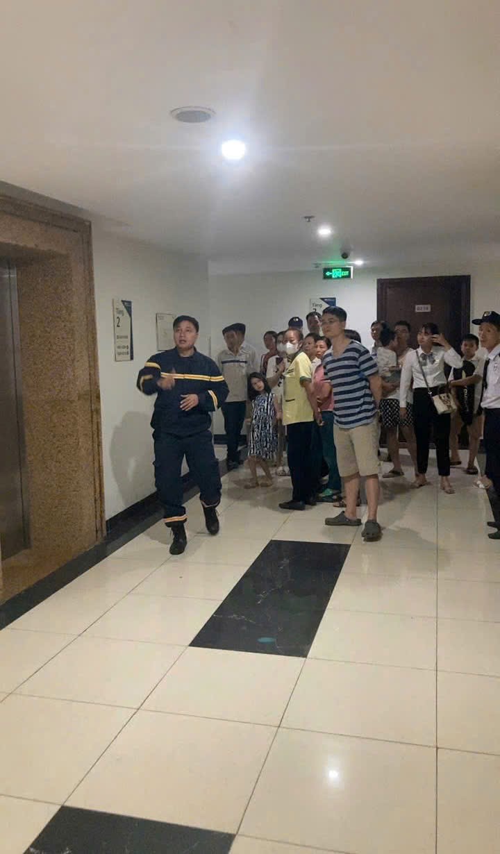 Đội CC&CHCN khu vực số 18 phối hợp với UBND phường Bồ Đề tổ chức tuyên truyền, hướng dẫn kỹ năng PCCC cho các chung cư trên địa bàn phường Bồ Đề- Ảnh 2.