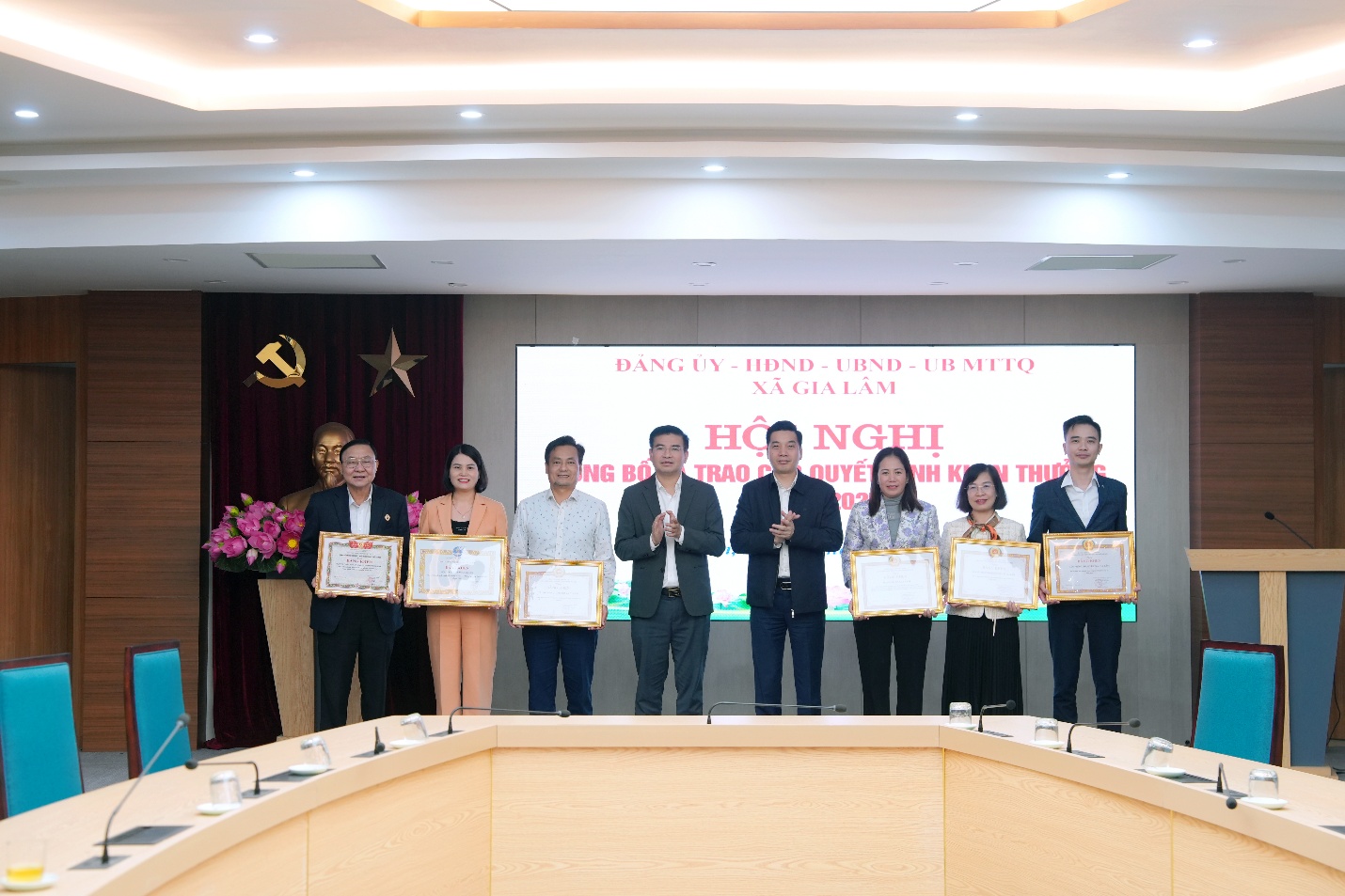 Hội nghị tổng kết công tác năm 2025 của thành phố: Gia Lâm có 7 tập thể, 4 cá nhân được nhận bằng khen- Ảnh 3.