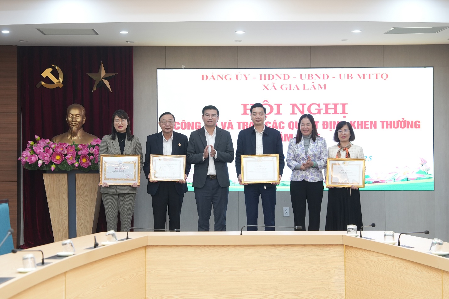 Hội nghị tổng kết công tác năm 2025 của thành phố: Gia Lâm có 7 tập thể, 4 cá nhân được nhận bằng khen- Ảnh 4.