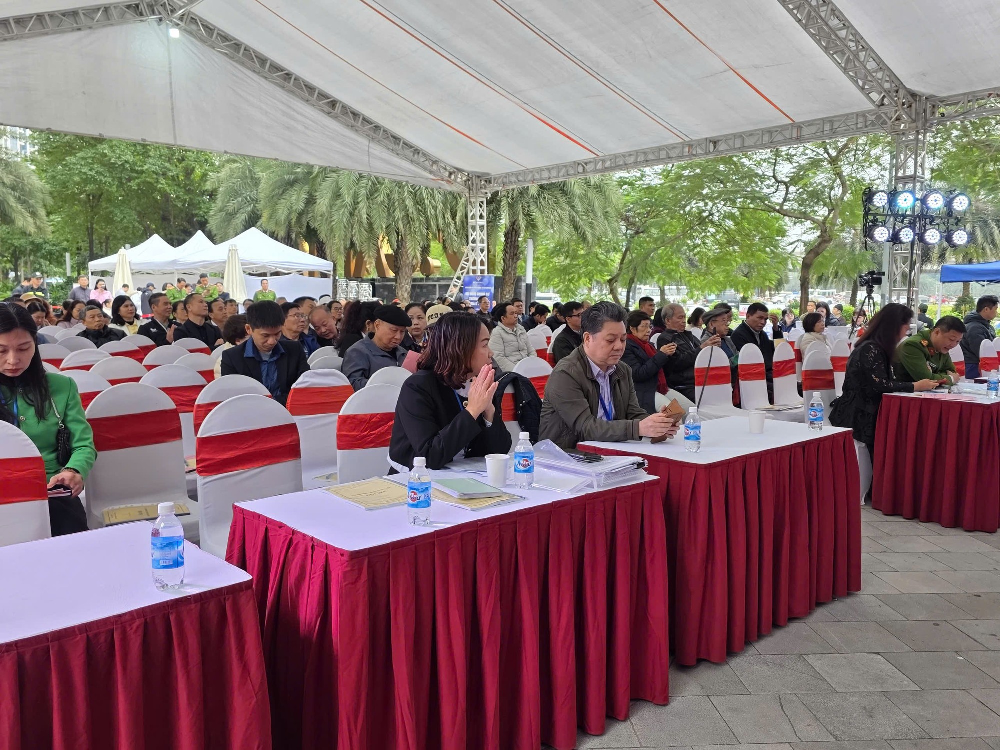 PHƯỜNG YÊN HÒA: Tổ chức thành công Hội nghị bất thường nhà chung cư D’Capitale bầu Ban quản trị nhiệm kỳ 2025-2028- Ảnh 1.