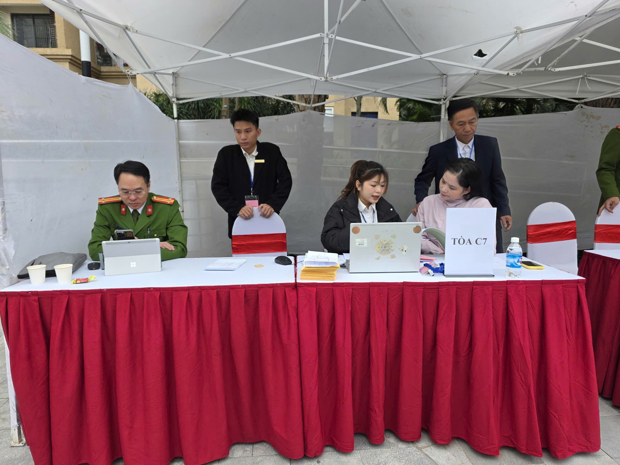 PHƯỜNG YÊN HÒA: Tổ chức thành công Hội nghị bất thường nhà chung cư D’Capitale bầu Ban quản trị nhiệm kỳ 2025-2028- Ảnh 4.