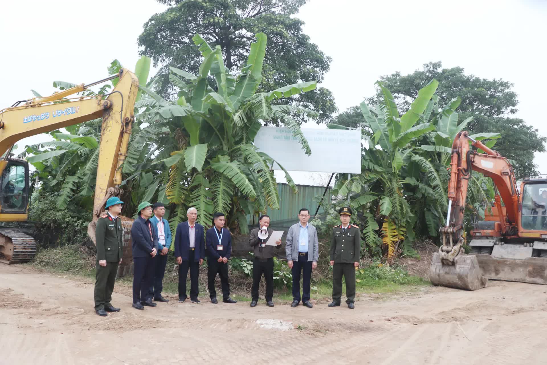 Phường Thượng Cát quyết liệt cưỡng chế xử lý sai phạm tại khu đất bãi ven sông Hồng- Ảnh 1.