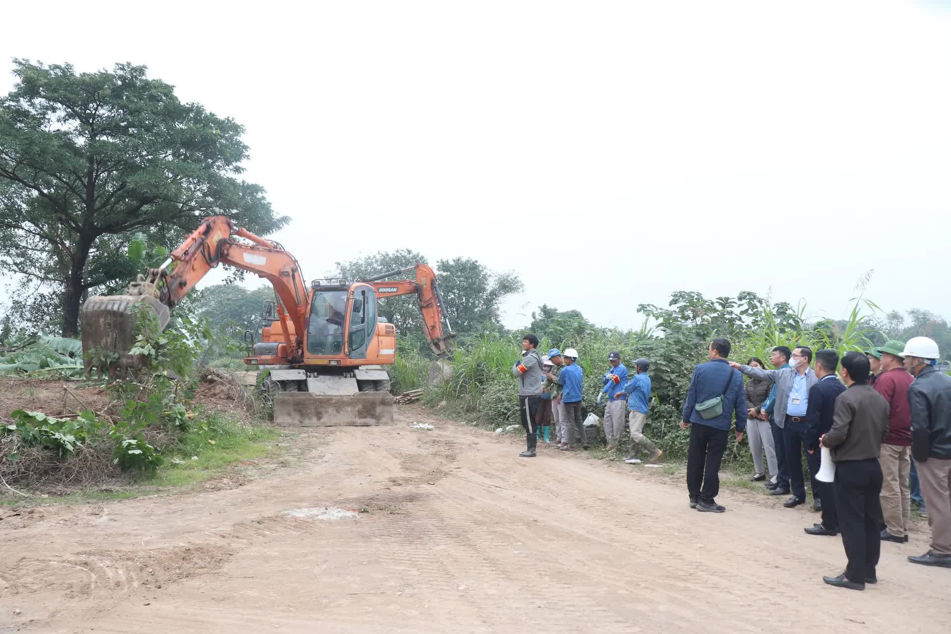 Phường Thượng Cát quyết liệt cưỡng chế xử lý sai phạm tại khu đất bãi ven sông Hồng- Ảnh 2.