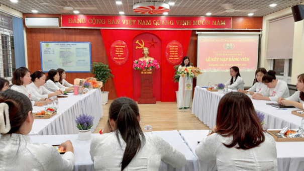 Chi bộ trường Mầm non Tân Mai tổ chức lễ kết nạp Đảng viên mới- Ảnh 1.