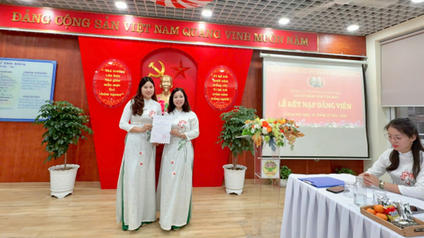 Chi bộ trường Mầm non Tân Mai tổ chức lễ kết nạp Đảng viên mới- Ảnh 2.