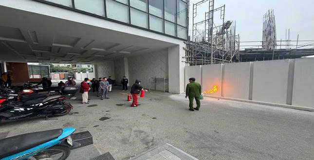 Phòng Cảnh sát PCCC&CNCH phối hợp với UBND phường Long Biên tổ chức tuyên truyền, phổ biến kiến thức pháp luật về PCCC và kỹ năng PCCC cho chung cư trên địa bàn phường.- Ảnh 2.