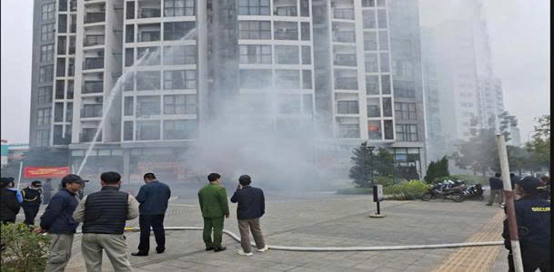 Phòng Cảnh sát PCCC&CNCH phối hợp với UBND phường Long Biên tổ chức tuyên truyền, phổ biến kiến thức pháp luật về PCCC và kỹ năng PCCC cho chung cư trên địa bàn phường.- Ảnh 1.